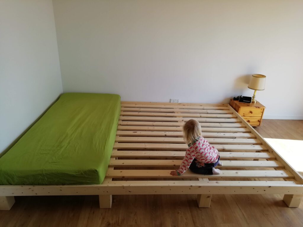 Bodennahes Familienbett in einem hellen Schlafzimmer